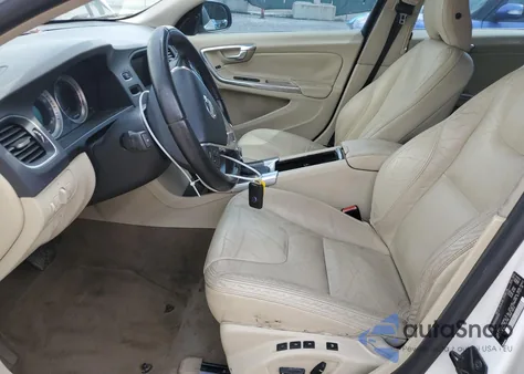 2013 Volvo S60 T5 z USA, uszkodzony, nr VIN YV1612FS1D1223315